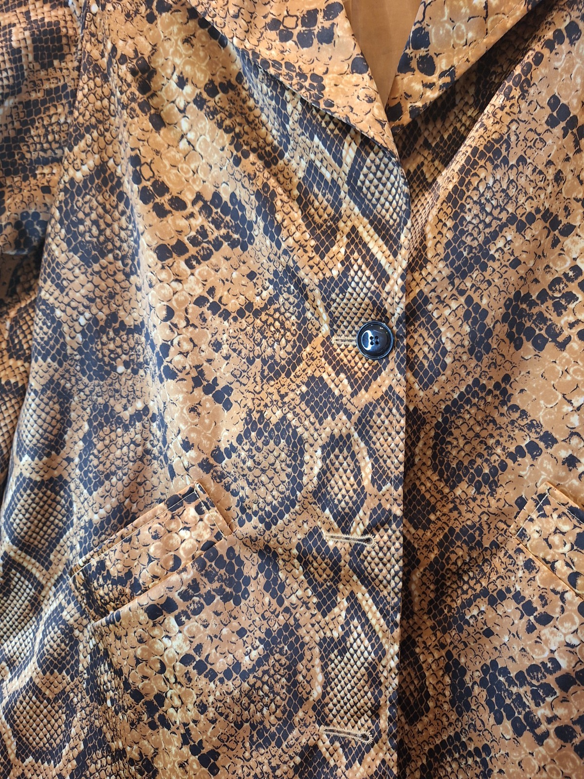 #649 Womens Rare Lilli Ann Vintage 1970's Satin Snake Skin Print Trench Coat image 2