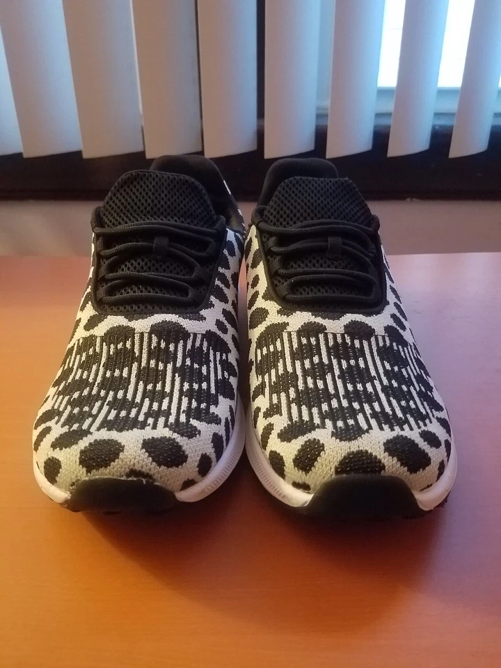 Zapatillas deportivas para mujer Athletic Works negras y marfil de espuma viscoelástica talla 11 Foto 3 de 4