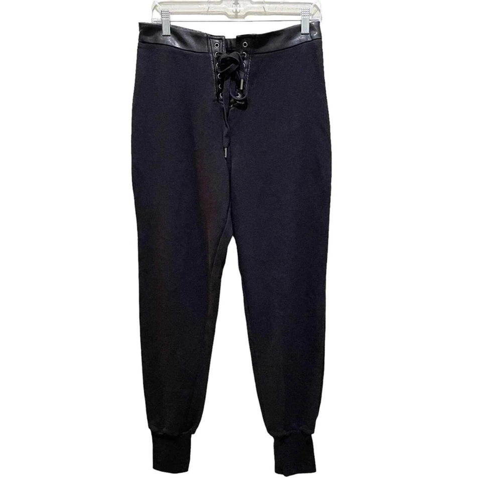 Joggers Romeo & Juliet Couture con cordones de cuero sintético negros talla grande Foto 4 de 4