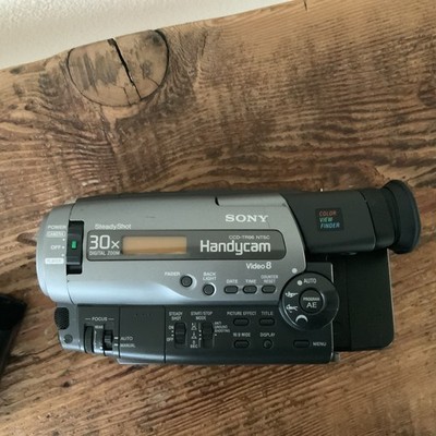 Sony CCD-TR96 Video8 Handycam Camcorder Bundle Batteries Charger
