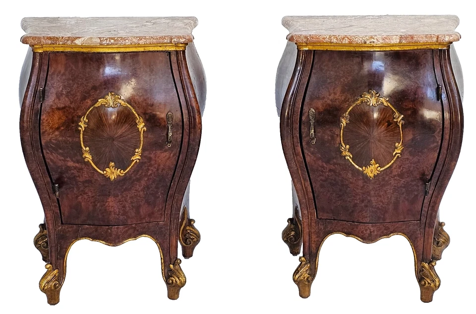Par de mesitas de noche antiguas italianas bomba tapas de mármol burl nogal acento dorado años 1900 Foto 2 de 4