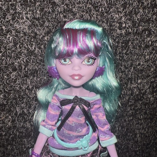 2021 Monster High Twyla Creepover Party Doll - Picture 2 of 7