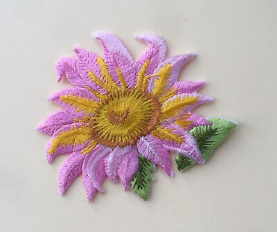 Rosa Blume mit Blättern zum Aufbügeln/Aufnähen voll bestickt Patch Applikationen Abzeichen