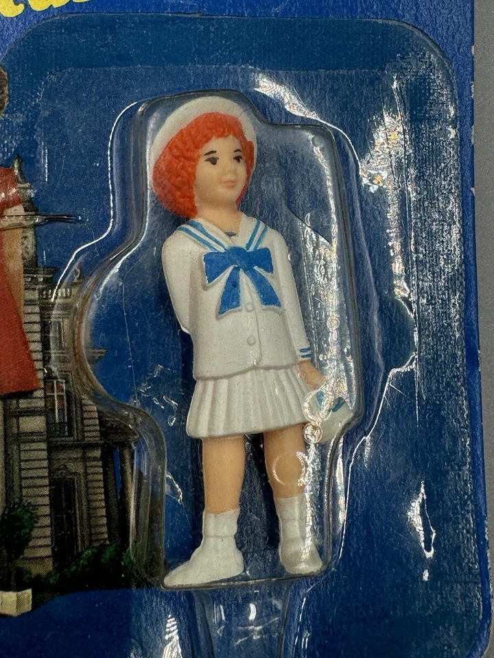 Винтажная фигурка 1982 Knickerbocker Annie In White Sailor Dress 2 дюйма - Изображение 2 из 4