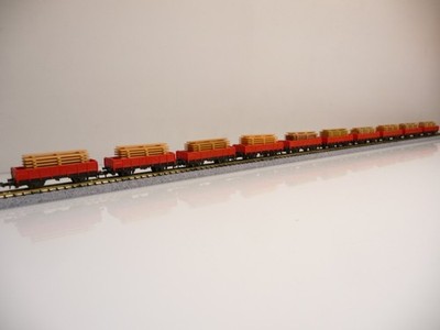 Minitrix N Konvolut mit 10 Stück Niederbordwagen 2-achsig mit Holzstapeln rot
