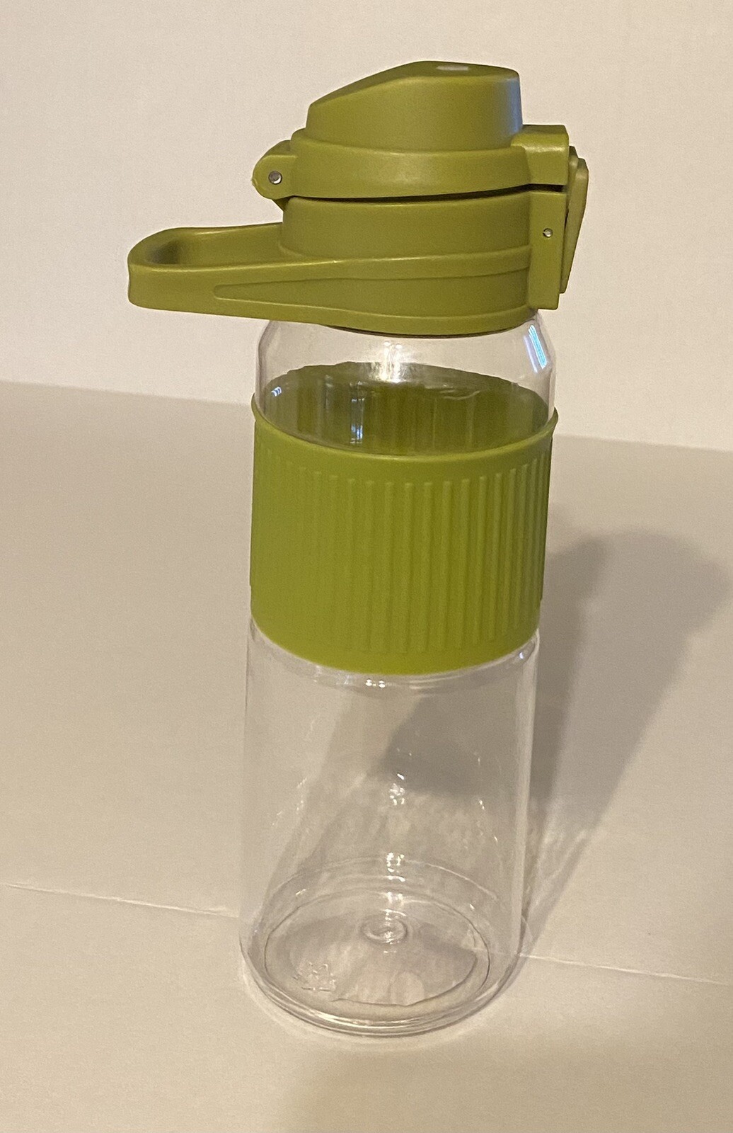 Drinking Water Bottles, bulk lot of 12(11green, 1 black) 21oz, push button open