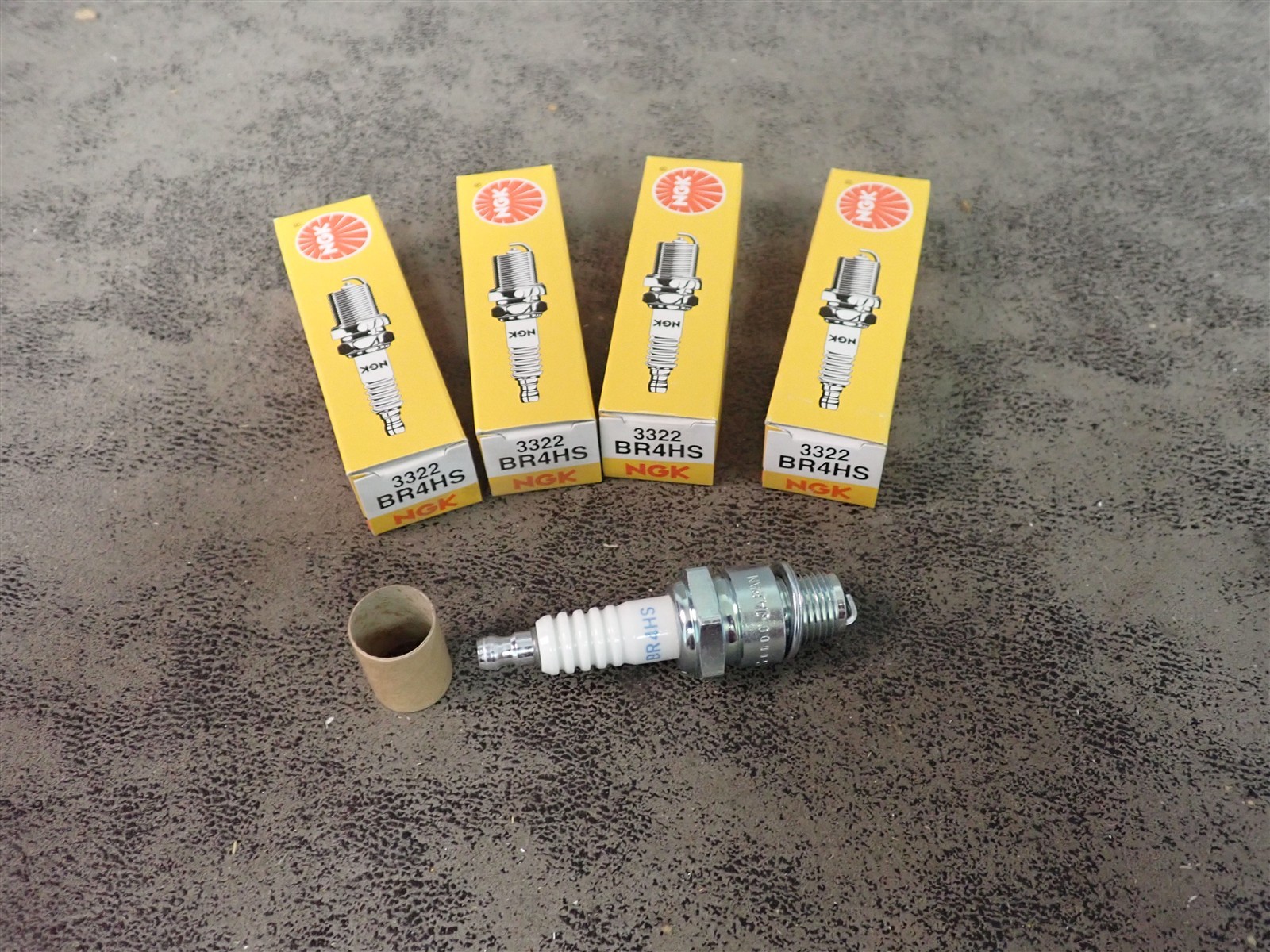 Set of 4 NEW NGK BR4HS 3322 Spark Plugs BN330