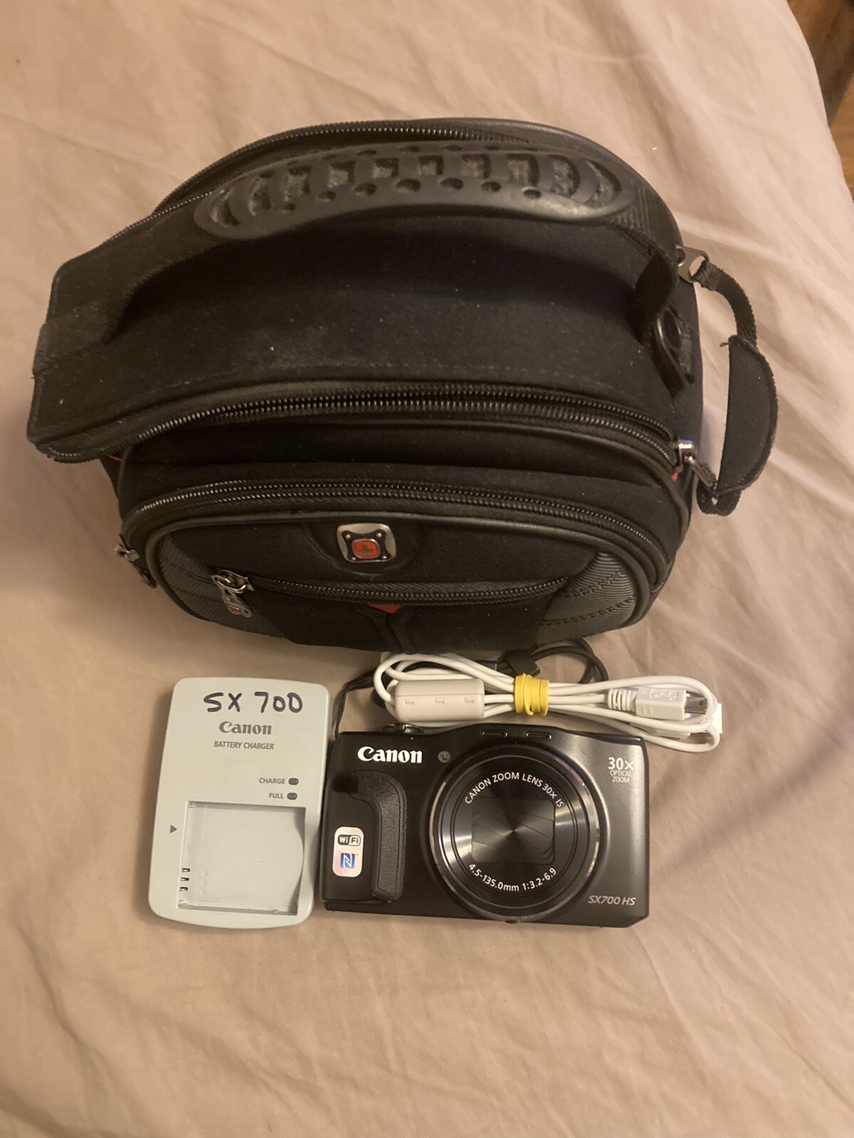 Canon PowerShot SX700 HS Digital Camera With Case AV Out Cable Charger