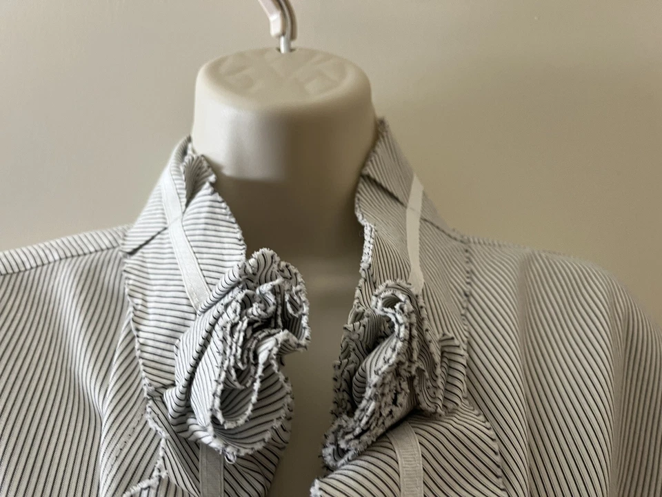 Puño manga larga New York & Co. talla XL a rayas con botones con volantes flor 3D Foto 3 de 4