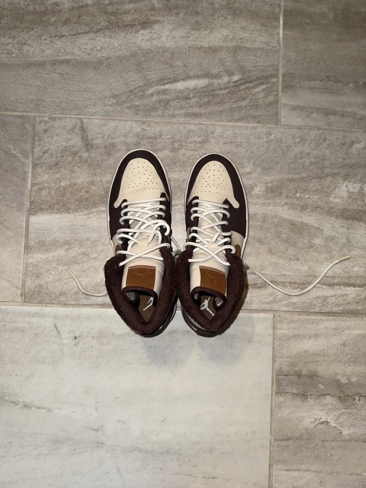 'Creme chocolate amargo' US M 8/W 9.5 Air Jordan 1 Mid SE - Imagem 3 de 4