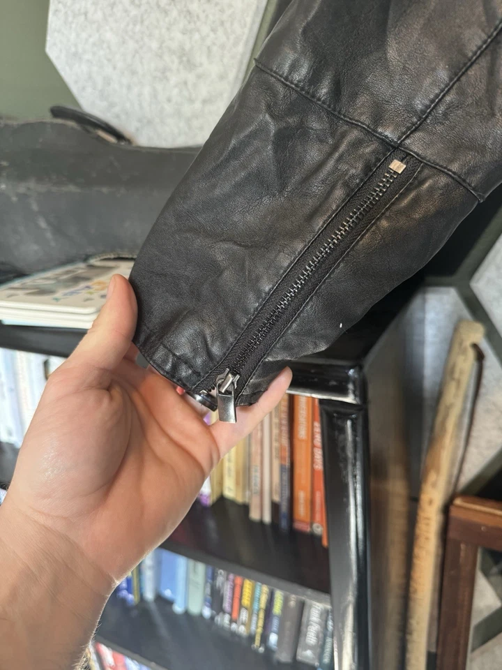 Chaqueta de motocicleta Kenneth Cole Reaction de cuero sintético para hombre negra talla L con cremalleras Foto 4 de 4