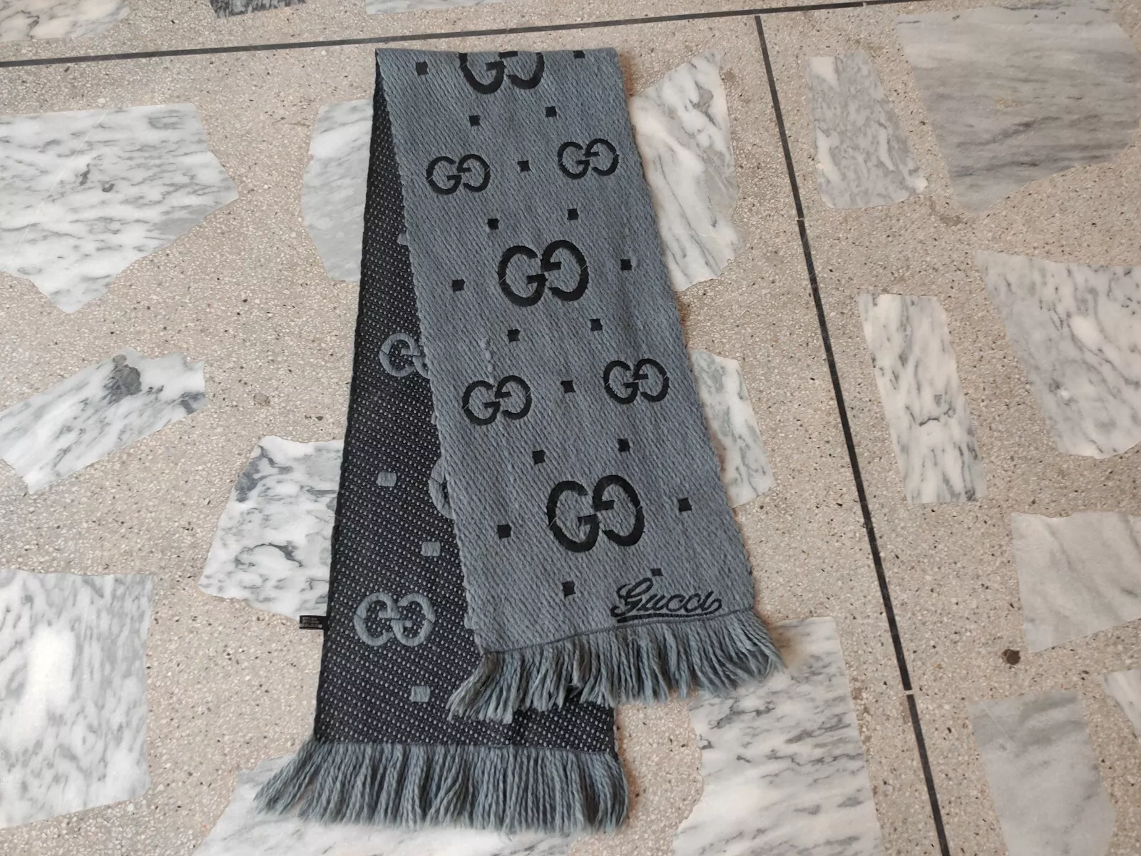 Foulard Gucci gris foncé en soie et laine   Motif GG emblématique   Accessoire luxe