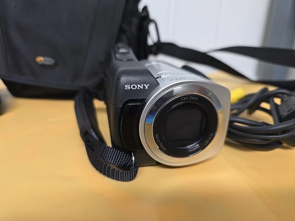 Sony Handycam DCR-SR36E 40GB HDD Digital Camcorder With Nightshot. - Image 4 of 4