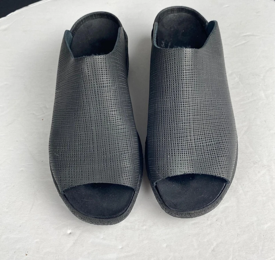 Sandalias zuecos sin cordones Tatami Birkenstock para mujer talla 36 textura estampada Foto 2 de 4