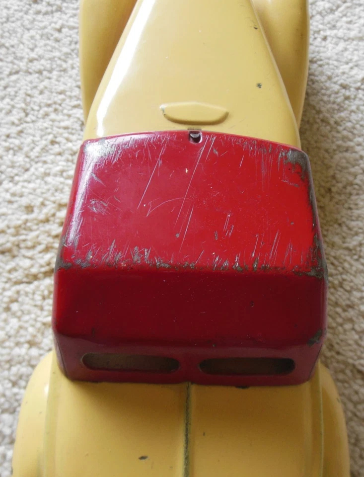 CABLE DE ACERO PRENSADO WYANDOTTE DE COLECCIÓN Pull Back CAR Crema Rojo Ataúd Nariz Foto 4 de 4