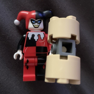 LEGO Batman Harley Quinn Minifigure White Hands bat026 2008 w/ Hammer