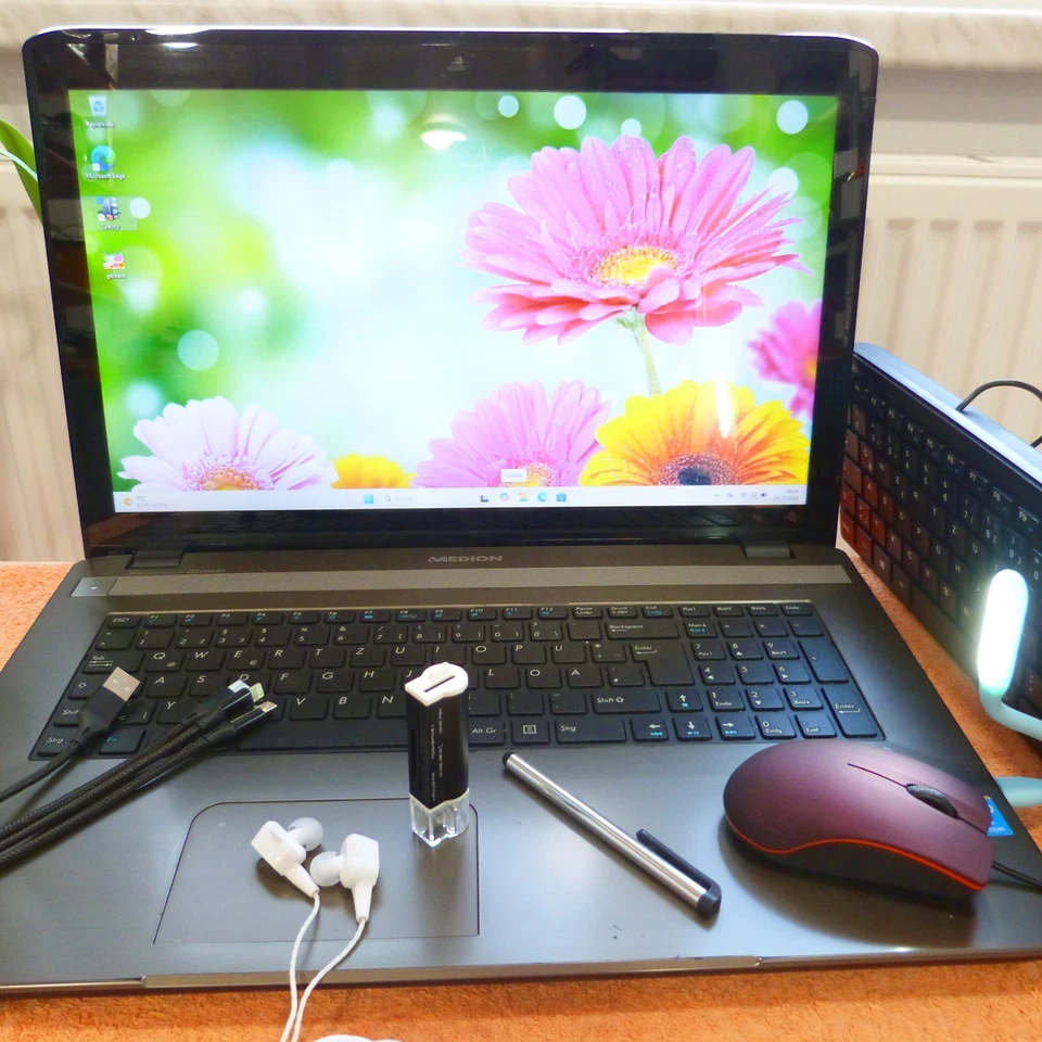 Medion E7226T 17 Zoll TOUCHSCREEN HDPLUS l 8GB RAM NEU l 1TB Windows 11 l QUAD - Bild 2 von 4