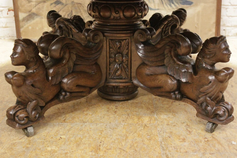 Mesa redonda grande antigua francesa renacentista tallada con animales tallados Foto 2 de 4