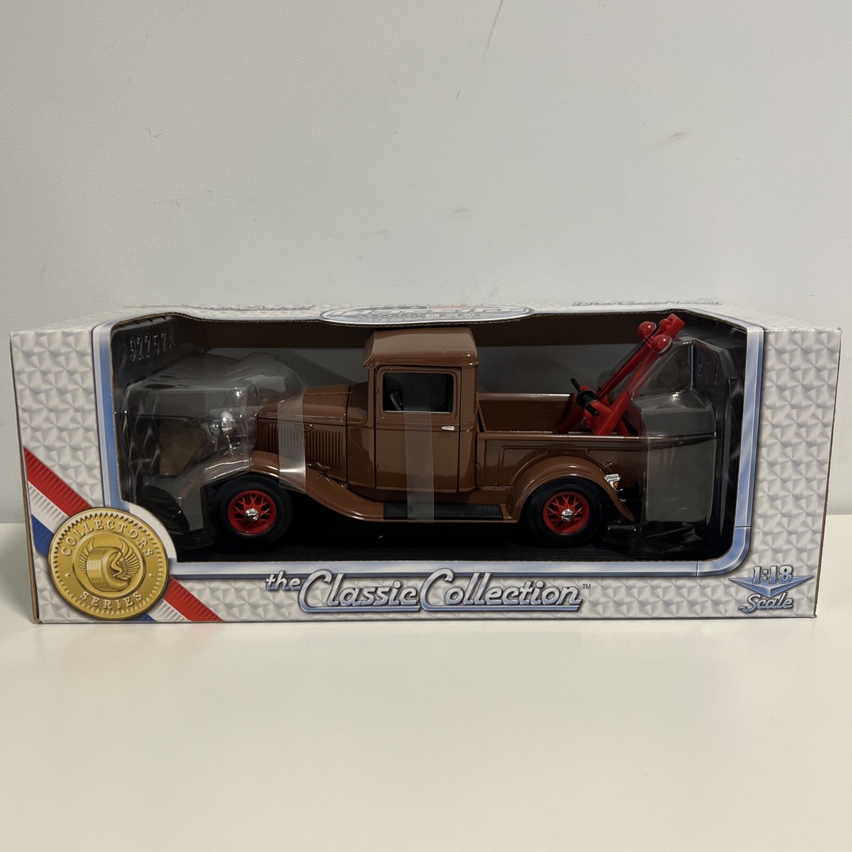 Road Legends- Classics Collection- 1934 Ford Pickup Tow