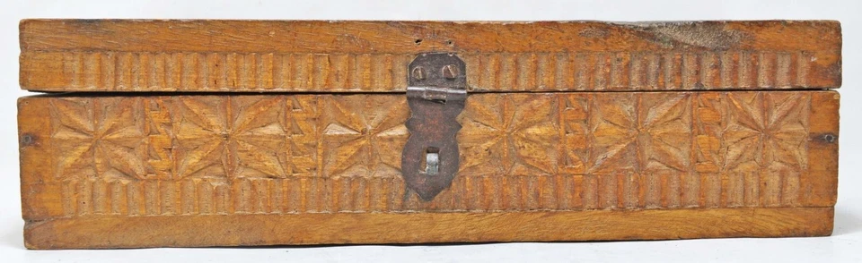 Pequeña caja de almacenamiento de madera vintage originales antiguas hechas a mano tallas geométricas Foto 2 de 4