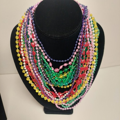 Lot - Multicolor Plastic Necklaces Vintage To Now 40 Pieces - Picture 3 of 10
