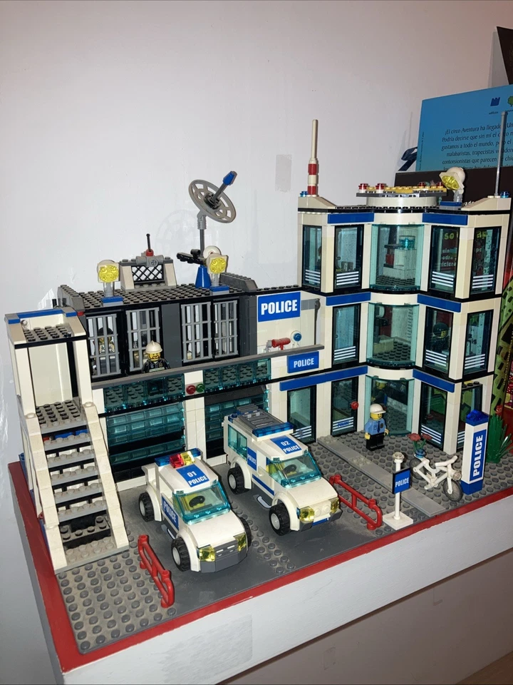 LEGO City 7498 Police Station, foto 1 de 5