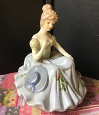 Spieluhr Figur, sitzende junge Dame