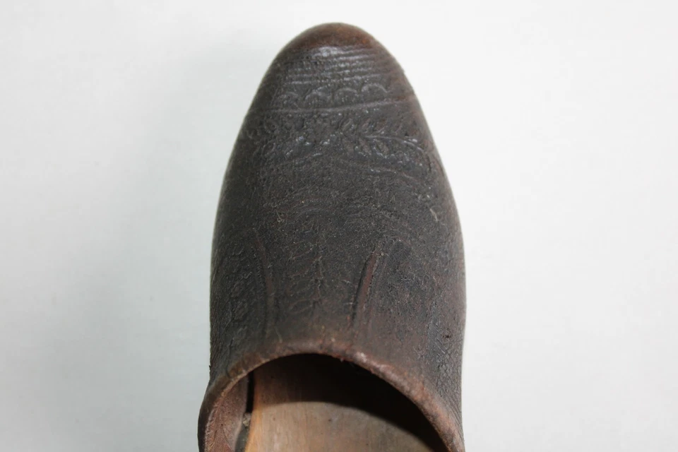 Ancienne paire de sabots d'enfant Art Populaire, bois cuir, long. 16 cm - Photo 3/4