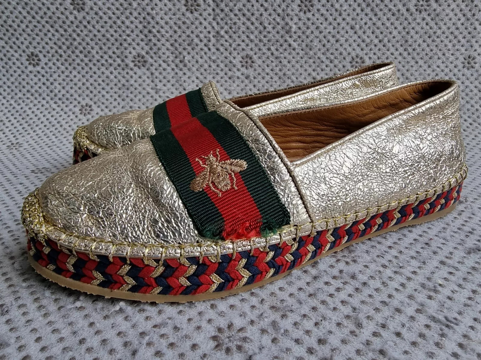 Espadrilles plates abeilles en cuir froissé or métallique Gucci taille 351⁄2