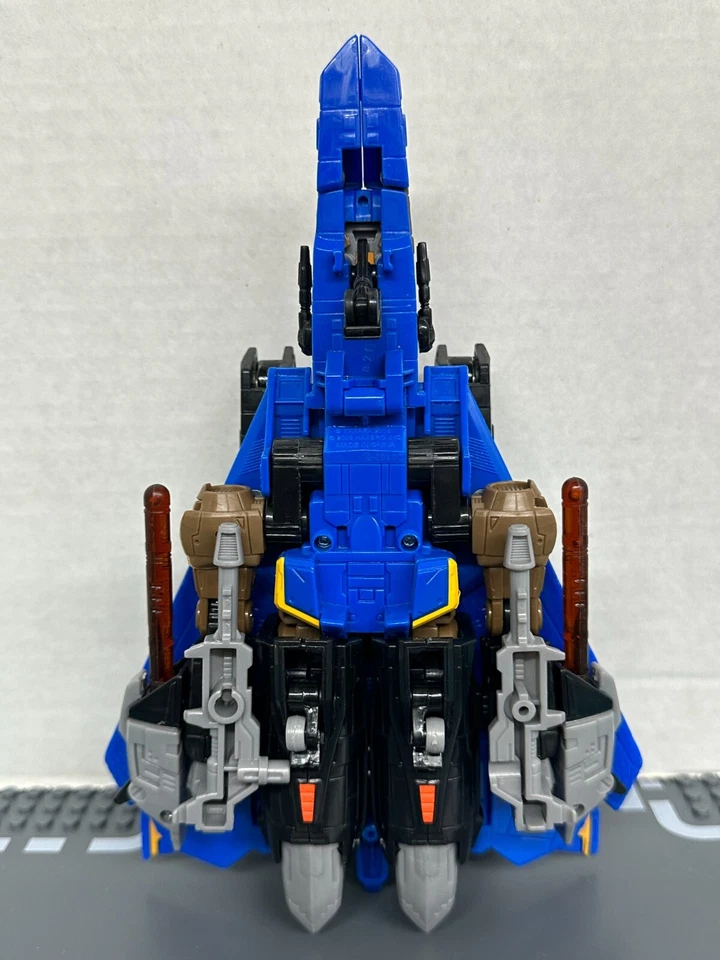 Transformers Universe Voyager Class Autobot Tread Bolt Loose figure - Image 4 of 4