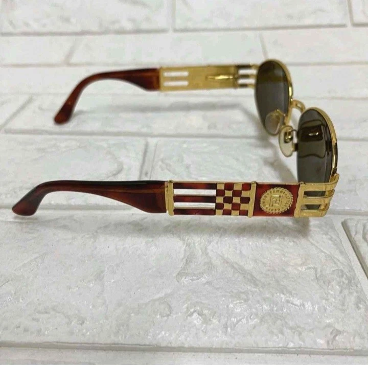 Preços baixos em Óculos de Sol Vintage década de 1990 Fendi Oval