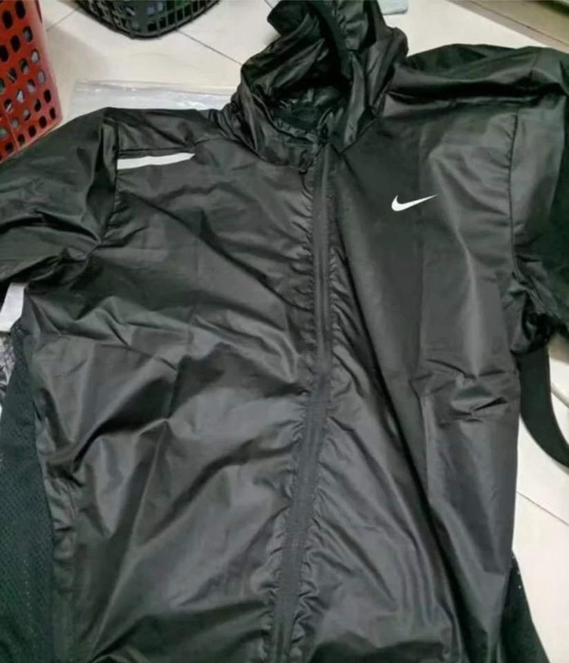 Nike Hooded Lightweight Jacket Size L - Image 2 of 3
