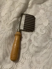 ❤️Vintage Potato Wavy Cutter Vegetable Fruit Kitchen Tool Made in USA