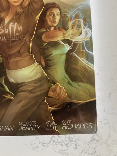 Buffy The Vampire Slayer Season 8 Library Edition Volume 1. Hardcover. - Picture 5 of 16