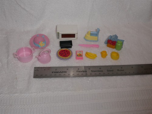 Lotto accessori cibo casa delle bambole Fisher Price Loving Family: microonde, cappello, ferro da stiro