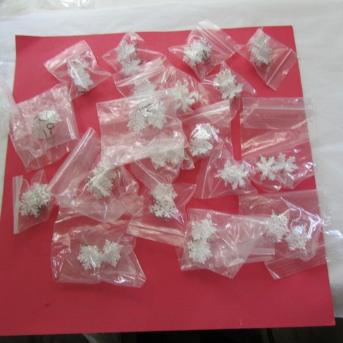  Lote de 20 Pendientes de Copo de Nieve de Navidad Blanco Iridiscente 3 D Joyería de Plástico  - Imagen 1 de 10