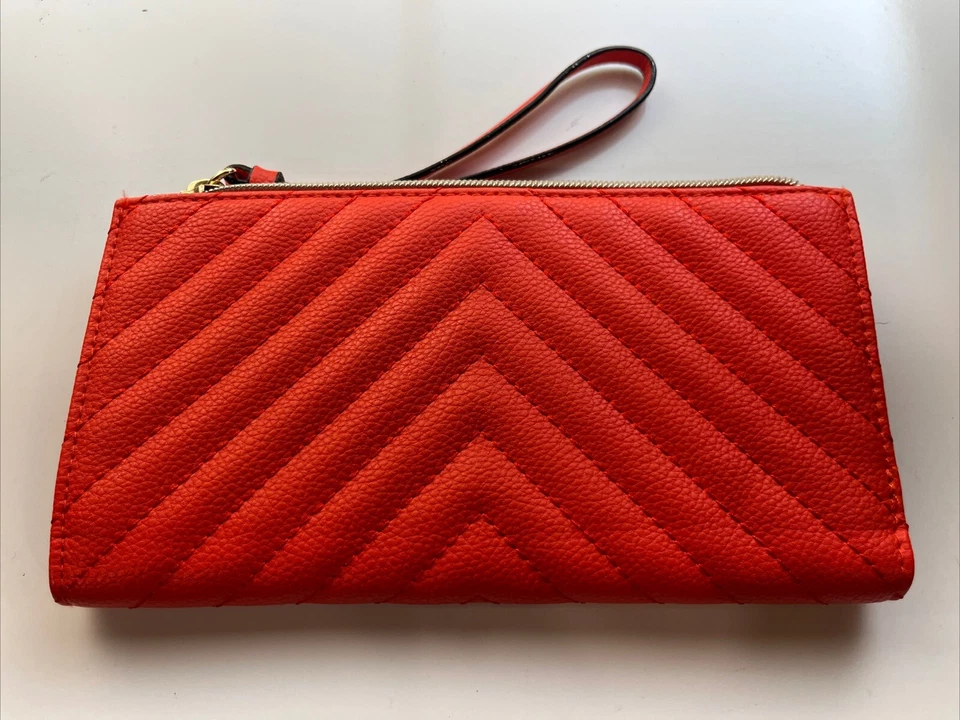 Victoria Secret Tachonado V-Equilt Tech Bolso sin asas Muñequera Cartera Roja Foto 4 de 4