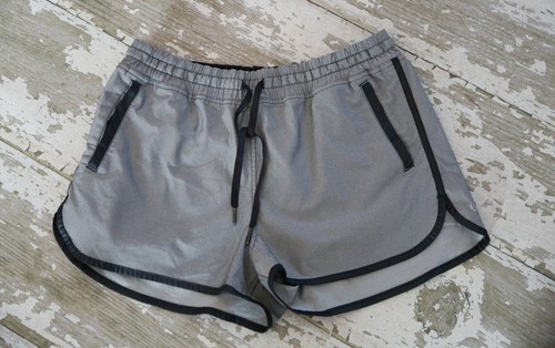Lululemon Varsity Short Black Tie waist Pockets Gym Lift Crosstrain Size 10 - 第 1/5 張圖片