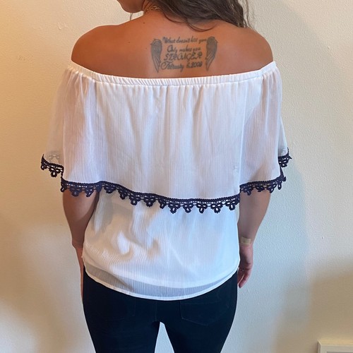 Blusa Charlie blanca fuera del hombro - Imagen 3 de 8