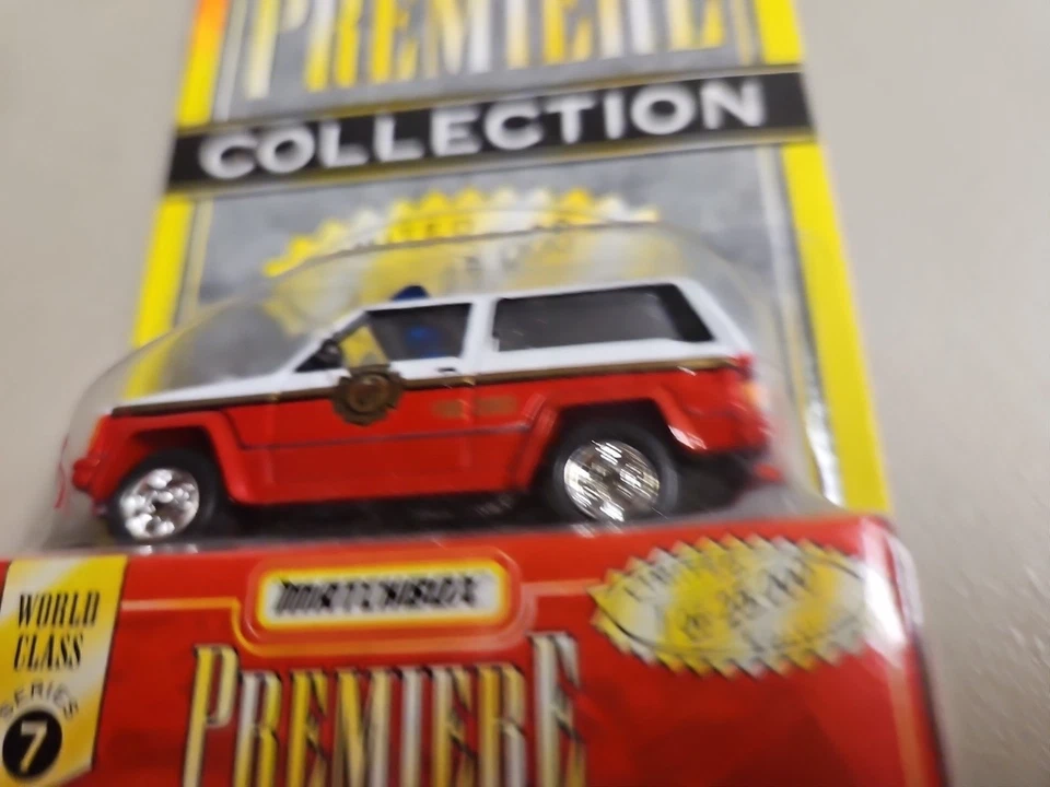 Matchbox Premiere Collection, Jeep Cherokee Fire Chief escala 1/64 Foto 3 de 4