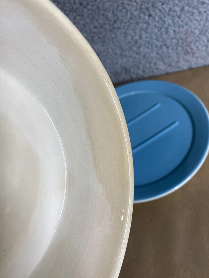 Винтажное керамическое блюдо с маслом и сыром с голубым цветочным принтом бывшее в употреблении - Изображение 4 из 4