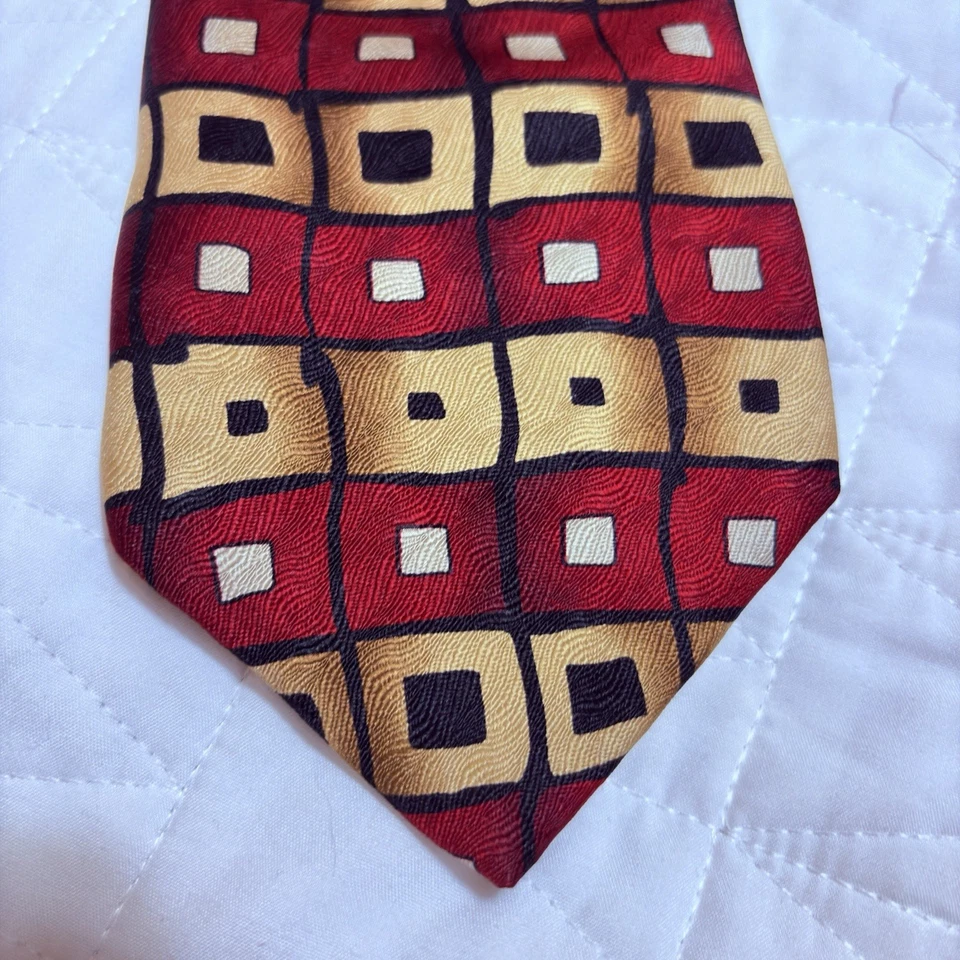 Corbata de seda vintage Zigurat de Mulberry - geométrica borgoña y dorada - hecha en EE. UU. Foto 4 de 4