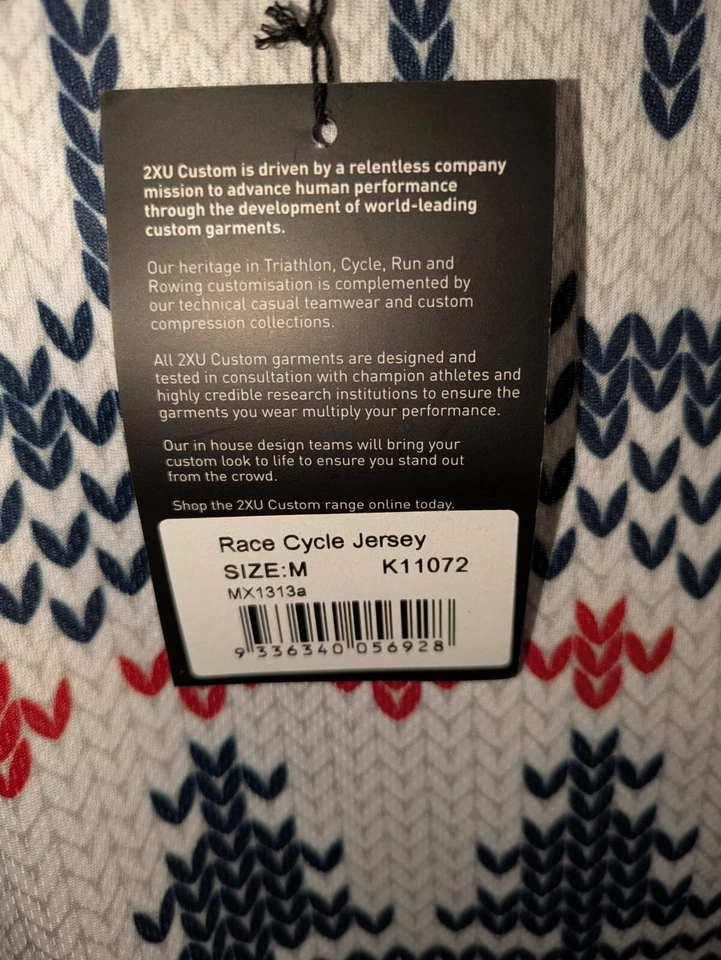 Camiseta deportiva de ciclismo de carrera de triatlón 2XU EE. UU. para hombre mediana con estampado navideño Foto 3 de 4
