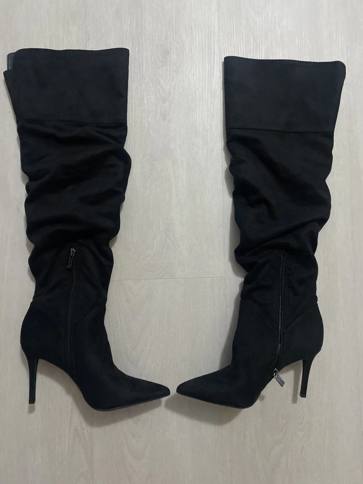 "Botas hasta la rodilla Jessica Simpson negras de gamuza de 3"" diseño Ainslyn". Foto 3 de 4