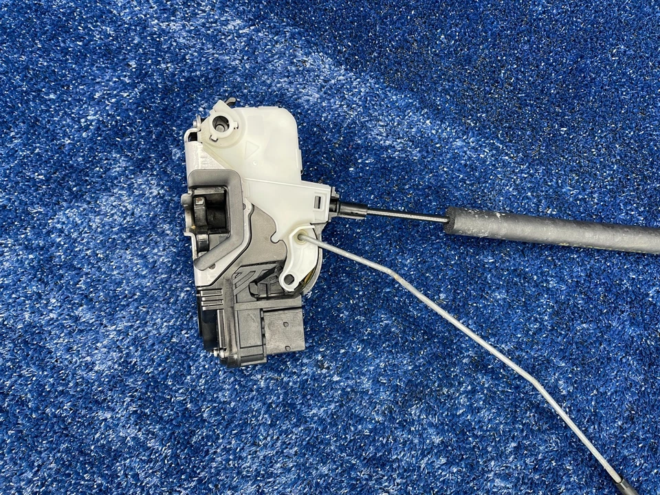 Cierre de cerradura de puerta delantera derecha Chevrolet Camaro 2010-2015 OEM 13579524 Foto 2 de 4