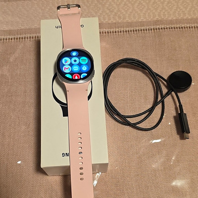 Samsung Galaxy Watch8 40mm LTE 32GB Silver Aluminum Case Pink Silicone Band