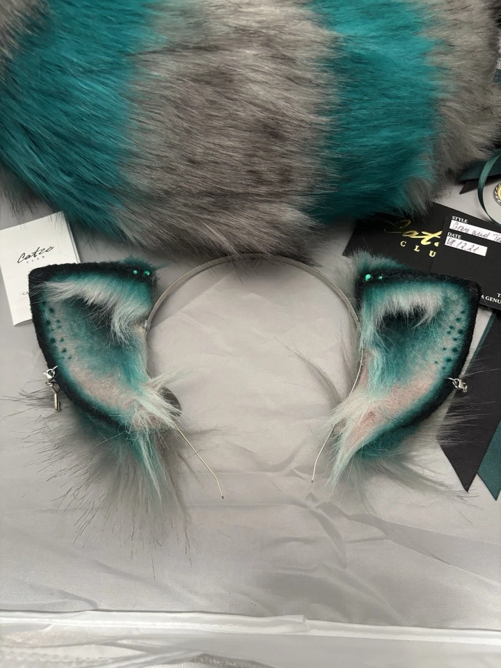 JUEGO GATO CHESHIRE CATZO CLUB GRIS Y VERDE AZULADO - JUEGO OREJAS Y COLA DE GATO PELUDO  Foto 4 de 4