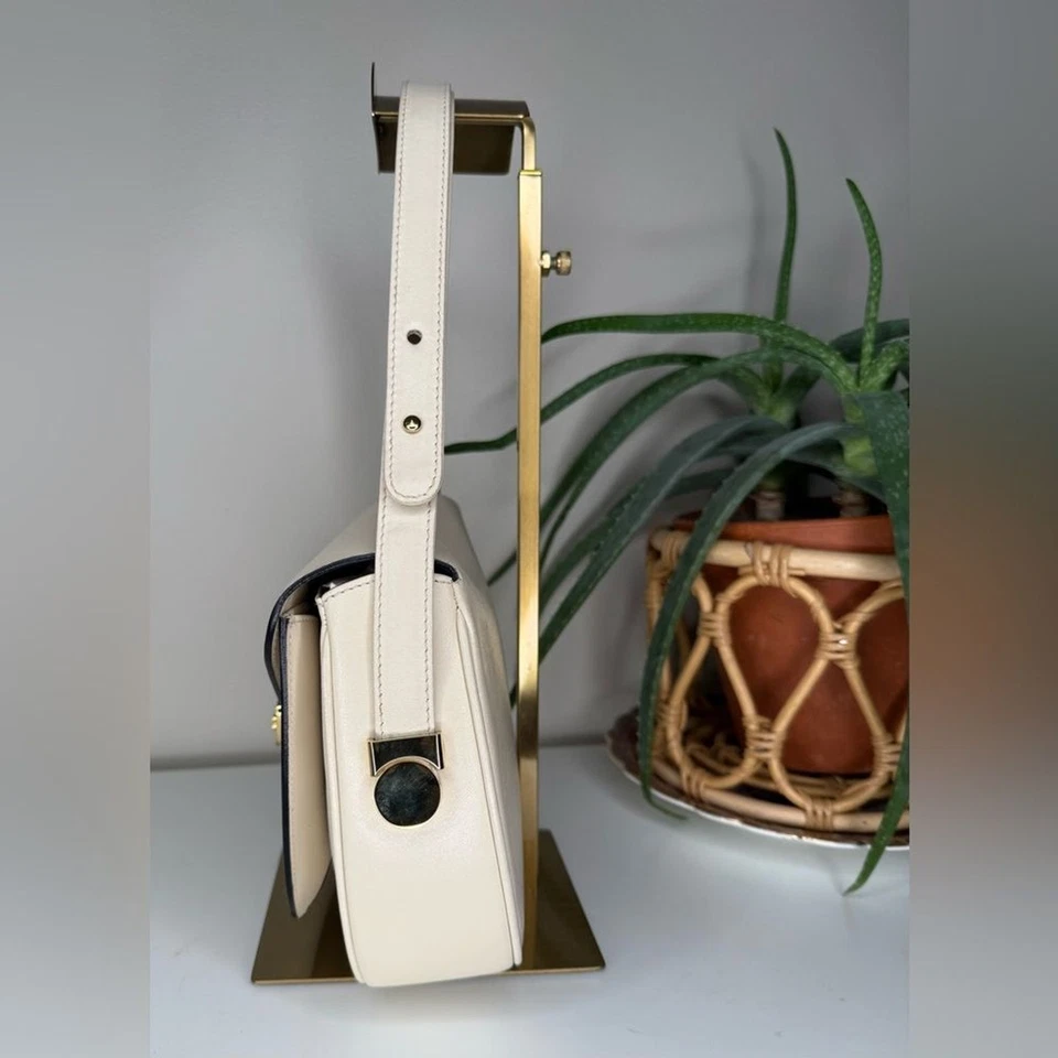 VTG 70s Bally International Cream Leather Shoulder Bag Italy Made Gold Hardware - Image 3 of 4