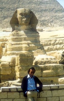 Julio Iglesias Giza Egypt Africa pop singer singer Sphinx pyramid - 1983 Photo