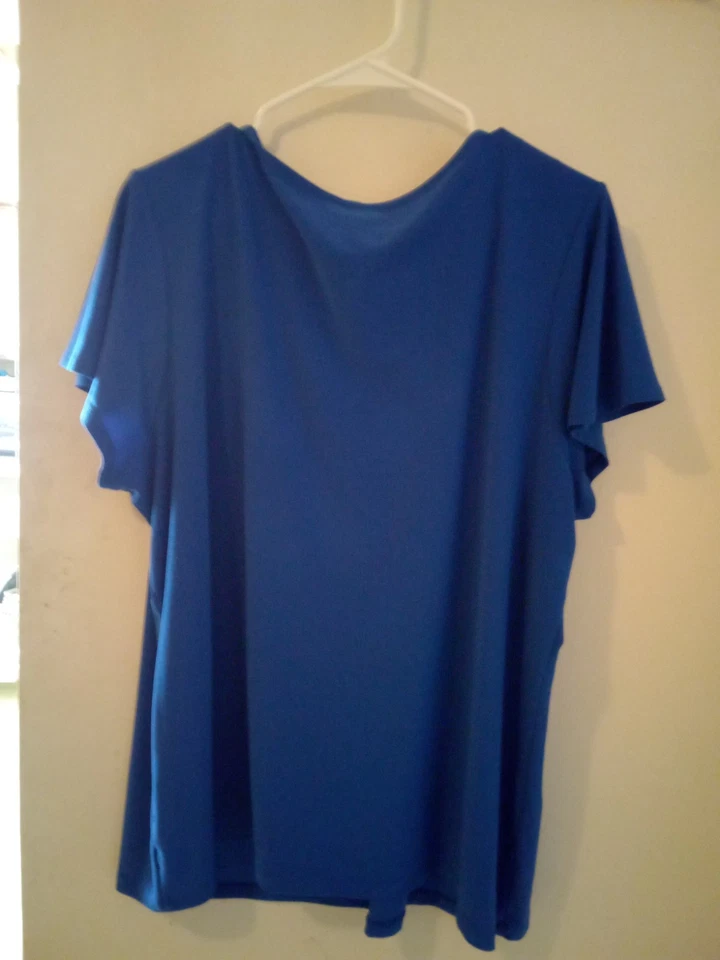 Top con volantes de la colección NY para mujer 2x Plus azul cuello en V capas N sin etiqueta Foto 2 de 4